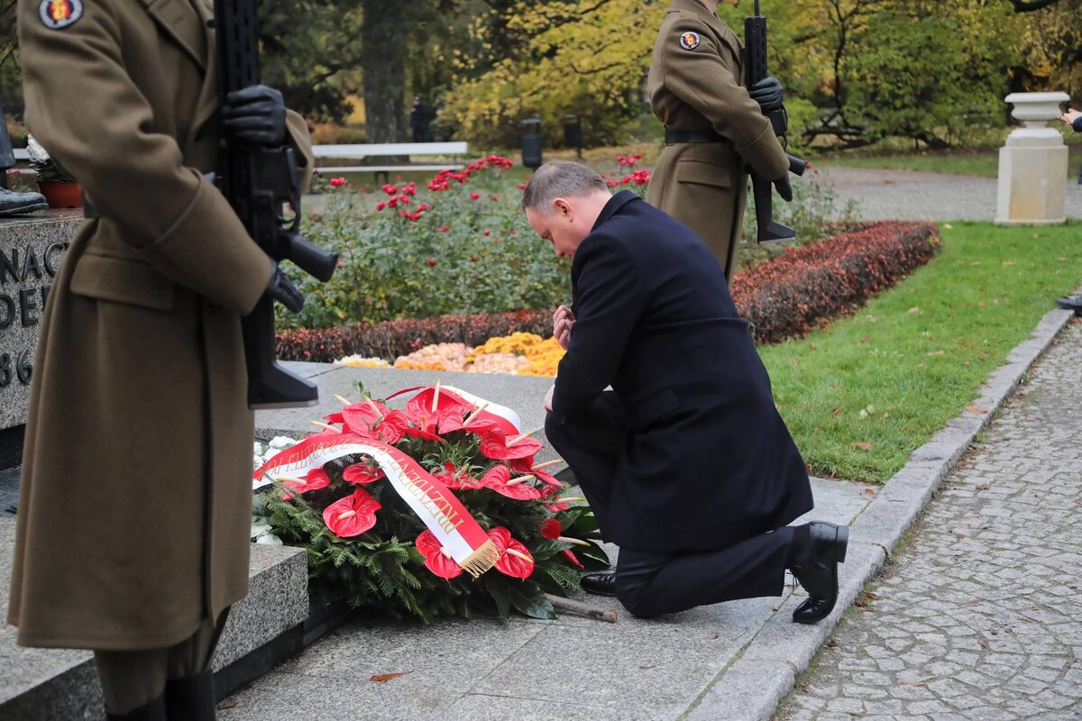 Prezydent Rzeczypospolitej Polskiej Andrzej Duda (P) składa kwiaty przed pomnikiem Ignacego Jana Paderewskiego, 11 bm. w Warszawie z okazji obchodów Narodowego Święta Niepodległości. 