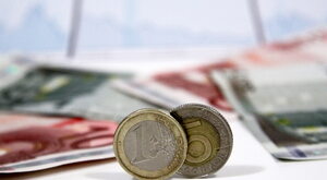 Polacy znów wolą dolara (i euro) od złotówki?
