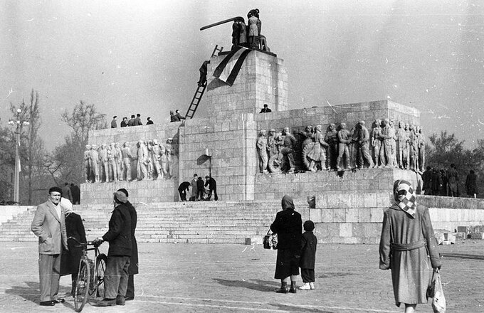 Powstanie węgierskie, 1956. Flaga Węgier na miejscu, gdzie stał pomnik Stalina