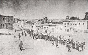 Ormiańscy cywile eskortowani przez tureckich żołnierzy maszerujący do&nbsp;więzienia w&nbsp;dzisiejszym Elazığ, kwiecień 1915