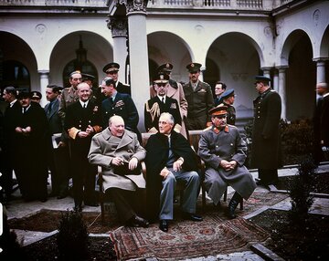 Konferencja w&nbsp;Jałcie. Siedzą: Winston Churchill, Franklin D. Roosevelt i&nbsp;J&oacute;zef Stalin w&nbsp;Jałcie
