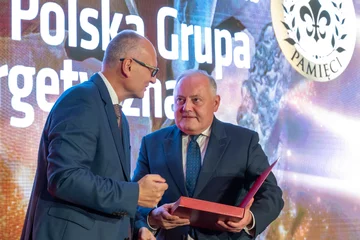 Paweł Lisicki i prezes PGE Wojciech Dąbrowski 