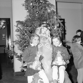 Choinkowa zabawa dla&nbsp;dzieci w&nbsp;Biurze Gastronomii Warszawskiej Sp&oacute;łdzielni Spożywc&oacute;w 'Społem' w&nbsp;Warszawie, lata 1967 -&nbsp;1973