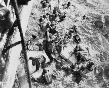 HMS Dorsetshire ratuje rozbitk&oacute;w z&nbsp;"Bismarcka"