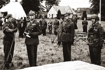 Gen. Kazimierz Sosnkowski i&nbsp;gen. Stanisław Sosabowski z&nbsp;żołnierzami 1. Samodzielnej Brygady Spadochronowej