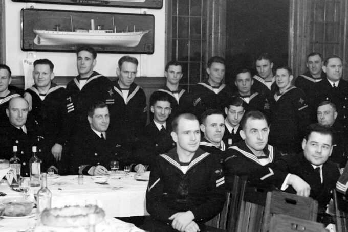 Wigilia 1938 r., komandor Henryk Kłoczkowski siedzi drugi od lewej