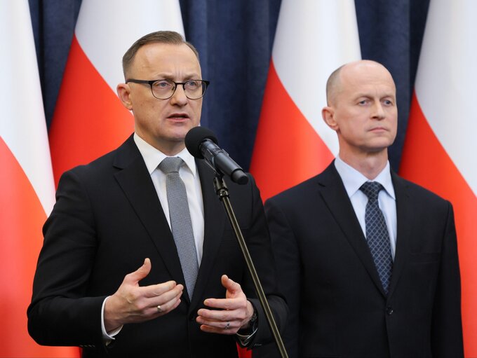 Rzecznik prasowy prezydenta RP Rafał Leśkiewicz (L) oraz&nbsp;zastępca szefa Biura Bezpieczeństwa Narodowego gen. bryg. Andrzej Kowalski