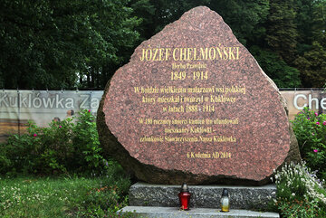 Obelisk w&nbsp;Kukl&oacute;wce upamiętniający J. Chełmońskiego
