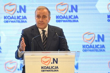 7 października podczas warszawskiej konwencji Koalicji Obywatelskiej Grzegorz Schetyna zarzucił PiS-owi, że pod jego rządami powstała kasta milionerów powiązanych z władzą. – Są wszędzie, w całej Polsce – przemawiał lider PO. 