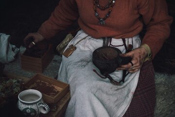 Alchemia, ziołolecznictwo -&nbsp;pokaz na&nbsp;festiwalu średniowiecznym