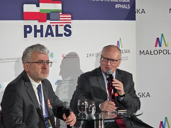 dr P&aacute;l Attila Ill&eacute;s (L) i&nbsp;Paweł Lisicki (P)