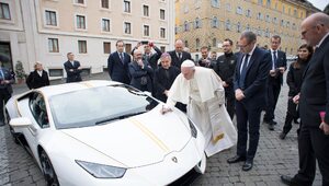 Papież dostał auto warte 750 tys. zł. Samochód zostanie zlicytowany