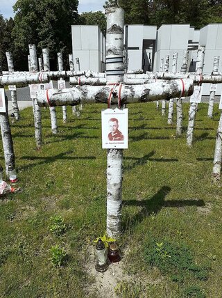 Symboliczny krzyż z&nbsp;wizerunkiem gen. Fieldorfa "Nila" w&nbsp;kwaterze na&nbsp;Łączce
