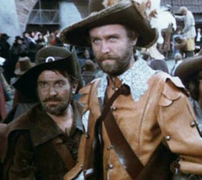 Kadr z serialu Andrzeja Konica "Czarne chmury". Ryszard Pietruski i Leonard Pietraszak jako filmowi Kacper Pilch i Krzysztof Dowigrd