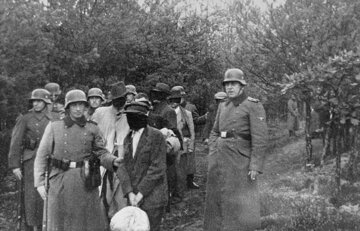 Niemcy prowadzą swoje ofiary na&nbsp;egzekucję. Palmiry, 1940 rok