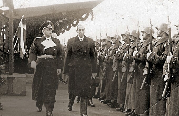 Minister spraw zagranicznych III Rzeszy Joachim von Ribbentrop i szef polskiej dyplomacji Józef Beck na dworcu w Warszawie, 25 stycznia 1939 r.