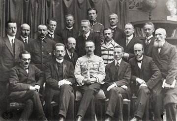 Rząd Jędrzeja Moraczewskiego (drugi na&nbsp;dole od&nbsp;prawej; czwarty -&nbsp;J&oacute;zef Piłsudski)