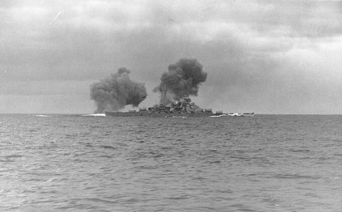 "Bismarck" w czasie walki. 24 maja 1941 r. Fot. Bundesarchiv, Bild 146-1984-055-13 / Lagemann / CC-BY-SA 3.0