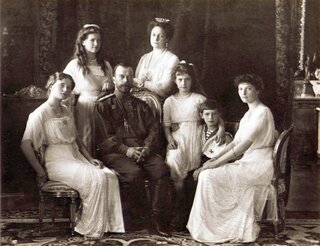 Mikołaj II z żoną i dziećmi. Rok 1913.