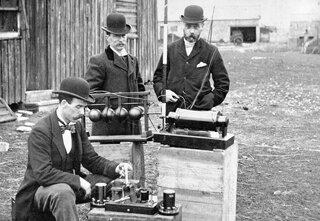 Inżynierowie pocztowi dokonują inspekcji telegrafu firmy Marconi, maj 1897