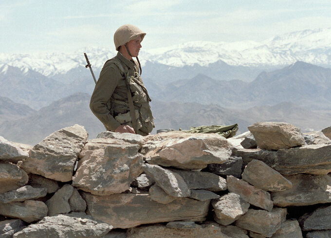 Sowiecki żołnierz na patrolu w Afganistanie, 1988 rok