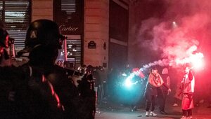 Miniatura: Zamieszki na ulicach Paryża. Tłum kibiców...