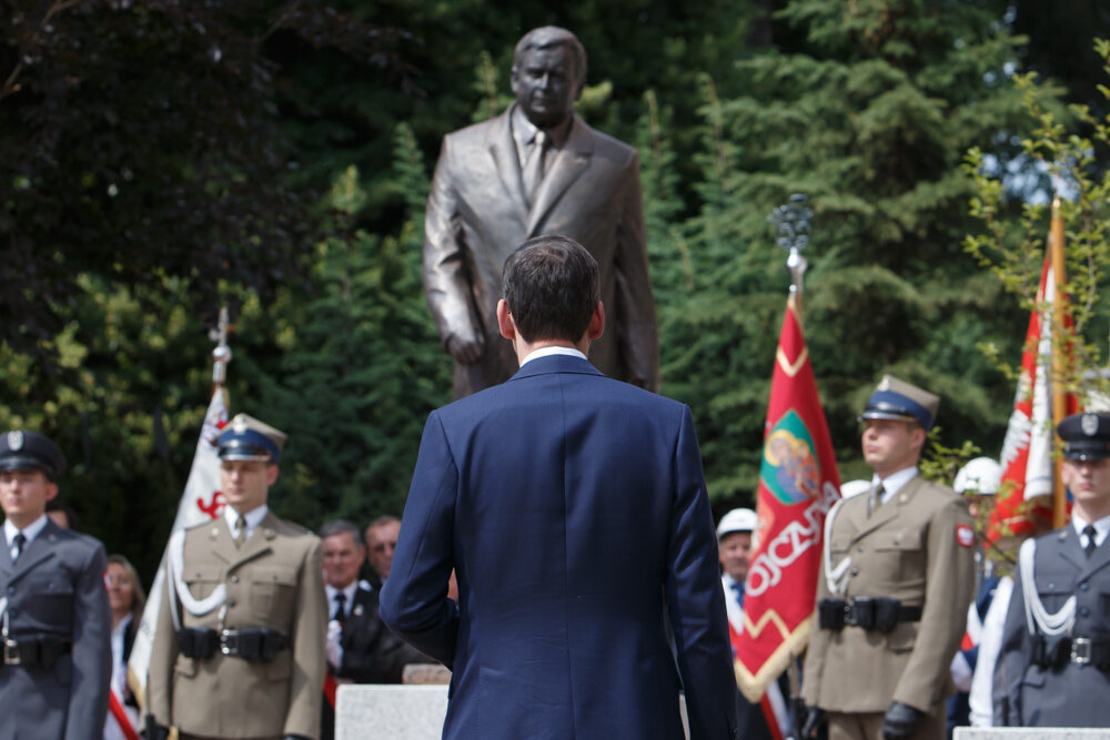 Premier Mateusz Morawiecki przed pomnikiem Lecha Kaczyńskiego w Szczecinie 