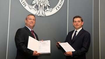 Prezes Boeing Business Jet Greg Laxton i&nbsp;wiceszef MON Bartosz Kownacki