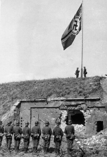 Niemcy wciągają na&nbsp;maszt flagę III&nbsp;Rzeszy na&nbsp;Westerplatte, 8&nbsp;września 1939 roku