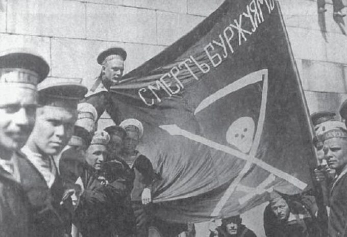Rewolucyjni marynarze Kronsztadu z flagą "Śmierć burżuazji"