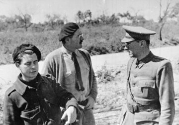 Od lewej: holenderski reżyser Joris Ivens, Hemingway i&nbsp;niemiecki pisarz Ludwig Renn, Hiszpania, 1937&nbsp;r.