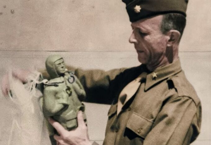 „Oscar” w formie lalki. Kadr z filmu „Najważniejsze wydarzenia II wojny światowej w kolorze” (2019)