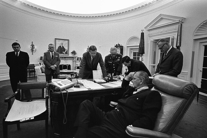 Prezydent Lyndon B. Johnson (siedzi). W tle: Marvin Watson, J. Edgar Hoover, Robert McNamara, Gen. Harold Keith Johnson, Joe Califano, Stanley Rogers
