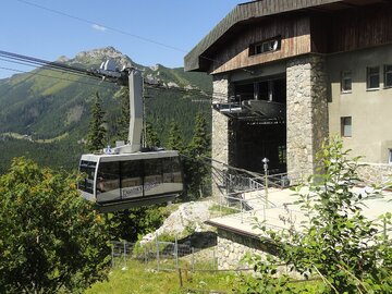 Wagon opuszczający stację pośrednią Myślenickie Turnie (po przebudowie z&nbsp;2007 roku). W&nbsp;tle widać Giewont