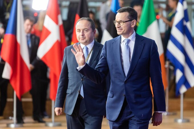 Mateusz Morawiecki i Konrad Szymański na szczycie w Brukseli