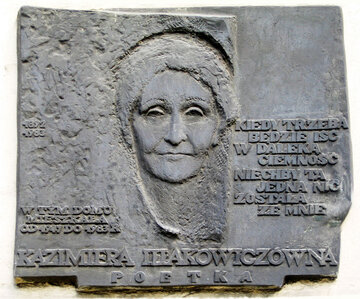 Tablica pamiątkowa przed muzeum poetki w&nbsp;Poznaniu.