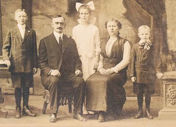 Rodzina Trump&oacute;w w&nbsp;1918&nbsp;r. Pierwszy od&nbsp;lewej Fred Trump (ojciec Donald Trumpa), obok siedzi jego ojciec -&nbsp;Frederick Trump (Drumpf))