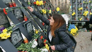Ukrainka składa kwiaty w&nbsp;piątą rocznicę Euromajdanu