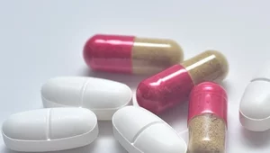 Miniatura: Lek przeciw Covid-19 o połowę zmniejsza...