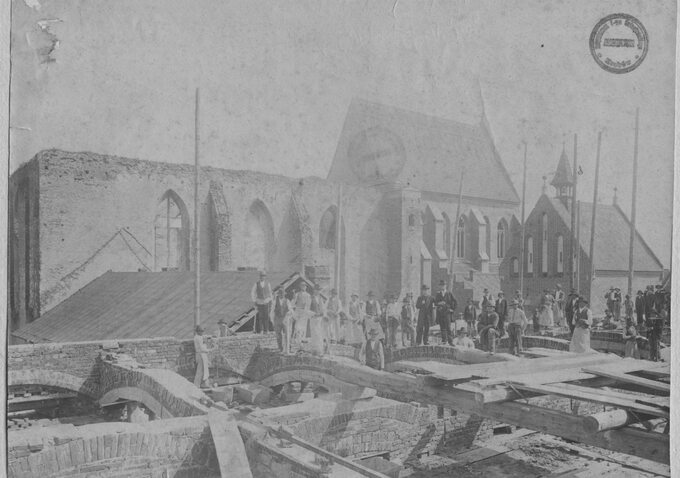 Początki odbudowy – w tle widoczna odrestaurowana kaplica św. Jacka i prezbiterium dawnego kościoła św. Krzyża
