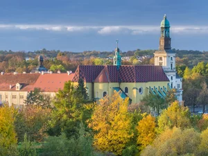 Miniatura: Pielgrzymka do grobu św. Jadwigi. Tłumy...