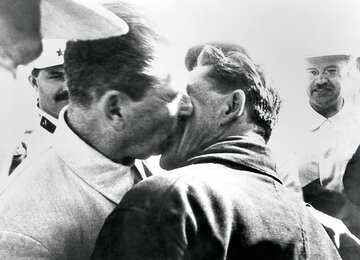 J&oacute;zef Stalin całuje polarnika Iwana T. Spirina