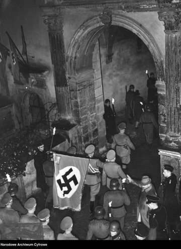 Uroczyste przeniesienie sztandar&oacute;w NSDAP z&nbsp;dworca krakowskiego na&nbsp;Wawel w&nbsp;pierwszą rocznicę utworzenia Generalnego Gubernatorstwa. Wkroczenie ze&nbsp;sztandarami na&nbsp;dziedziniec zamku