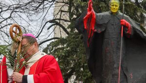 Miniatura: Pomnik Jana Pawła II zniszczony. Abp Ryś:...