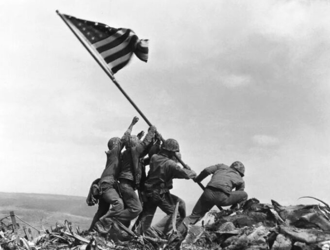 Bitwa o Iwo Jimę, amerykańscy żołnierze ustawiają flagę USA