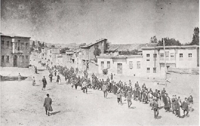 Ormiańscy cywile eskortowani przez tureckich żołnierzy maszerujący do więzienia w dzisiejszym Elazığ, kwiecień 1915