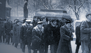 Pogrzeb Bogusława Kopczaka, jednego z&nbsp;g&oacute;rnik&oacute;w poległych w&nbsp;KWK &bdquo;Wujek&rdquo;, 17 grudnia 1981&nbsp;r.