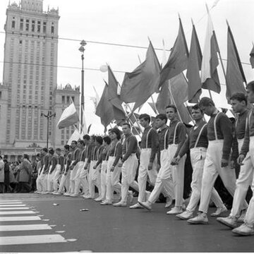 Uczestnicy pochodu przed Pałacem Kultury i&nbsp;Nauki, 1963&nbsp;r.