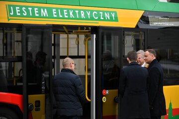 Prezydent Andrzej Duda (P) podczas prezentacji pojazdów elektrycznych po konferencji „Technologie przyszłości. Elektromobilność” 