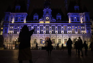 Ratusz w Paryżu podświetlony brawami Ukrainy 